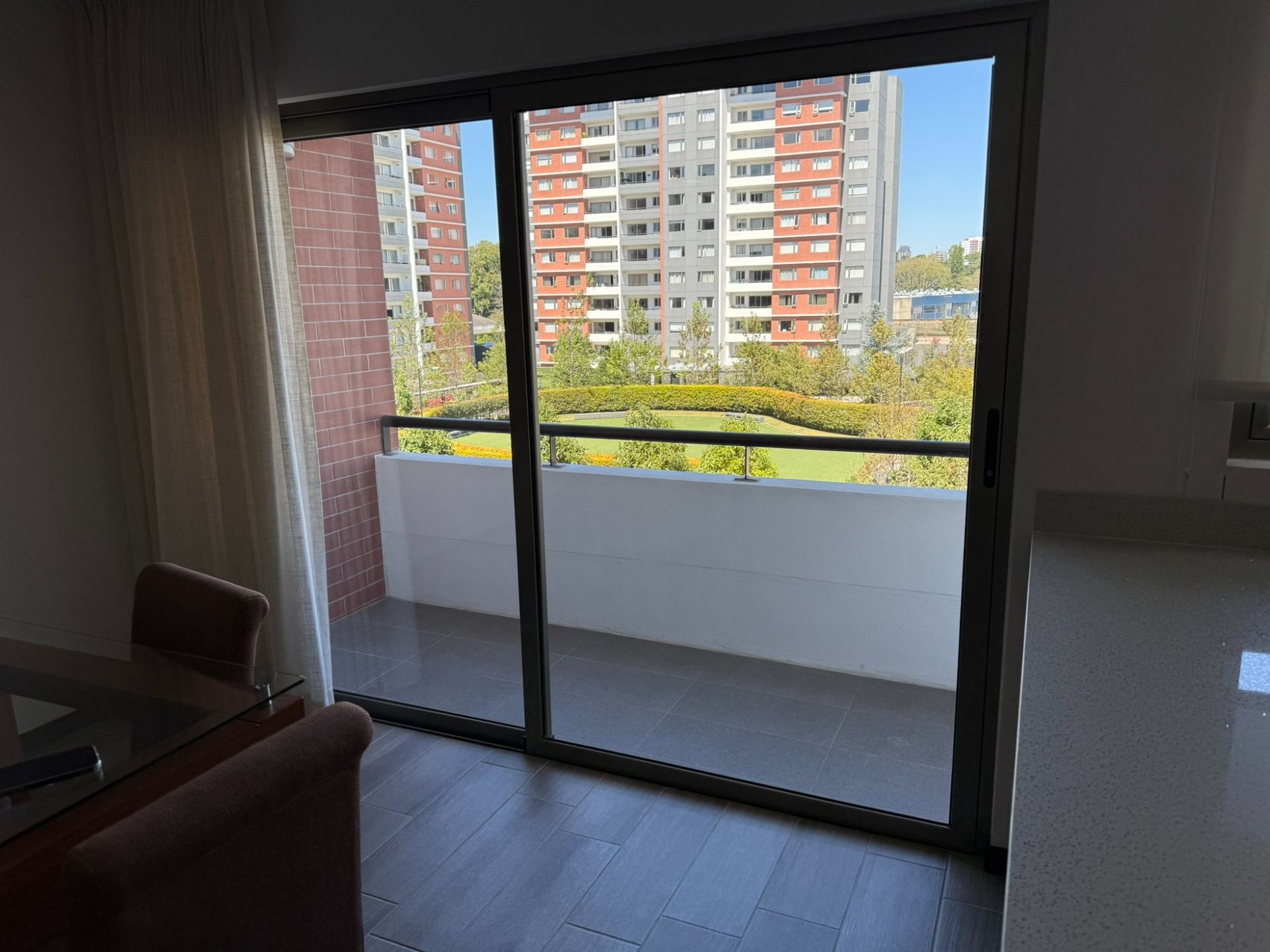 Balcón con vista a jardines del condominio