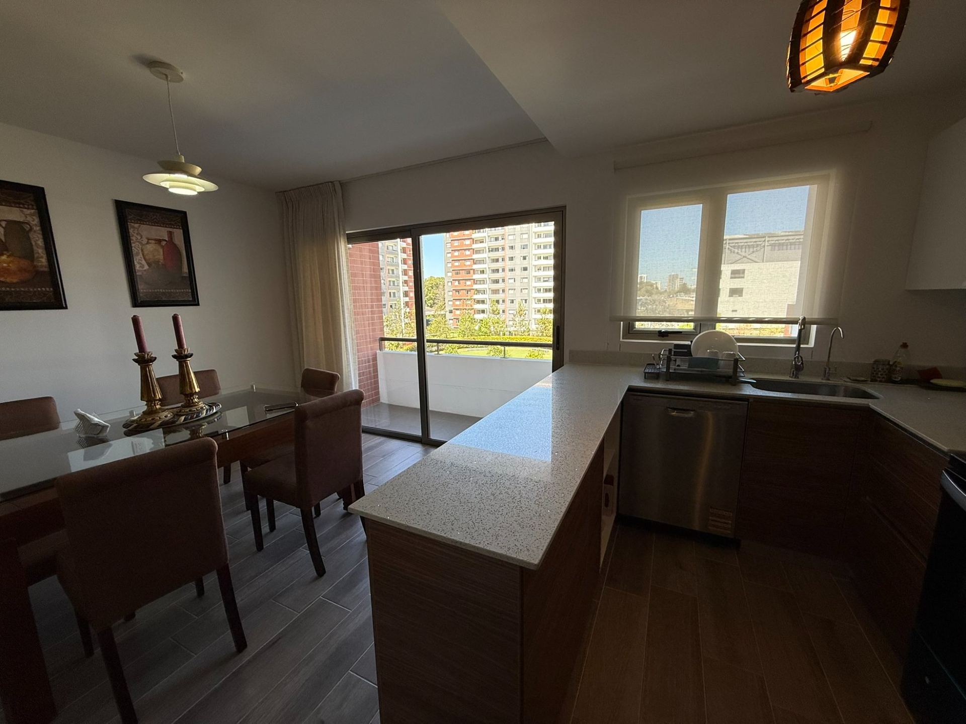 Cocina equipada con isla y área de comedor