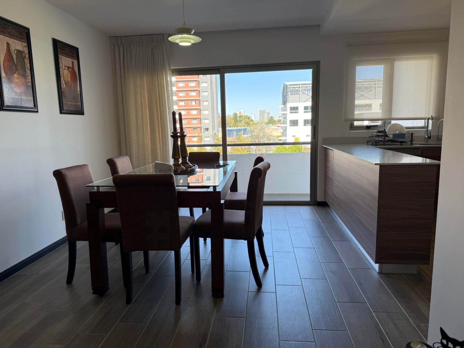 Comedor con vista al balcón y Zona 10