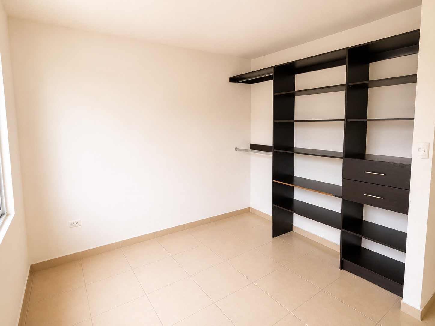 Habitación secundaria con closet