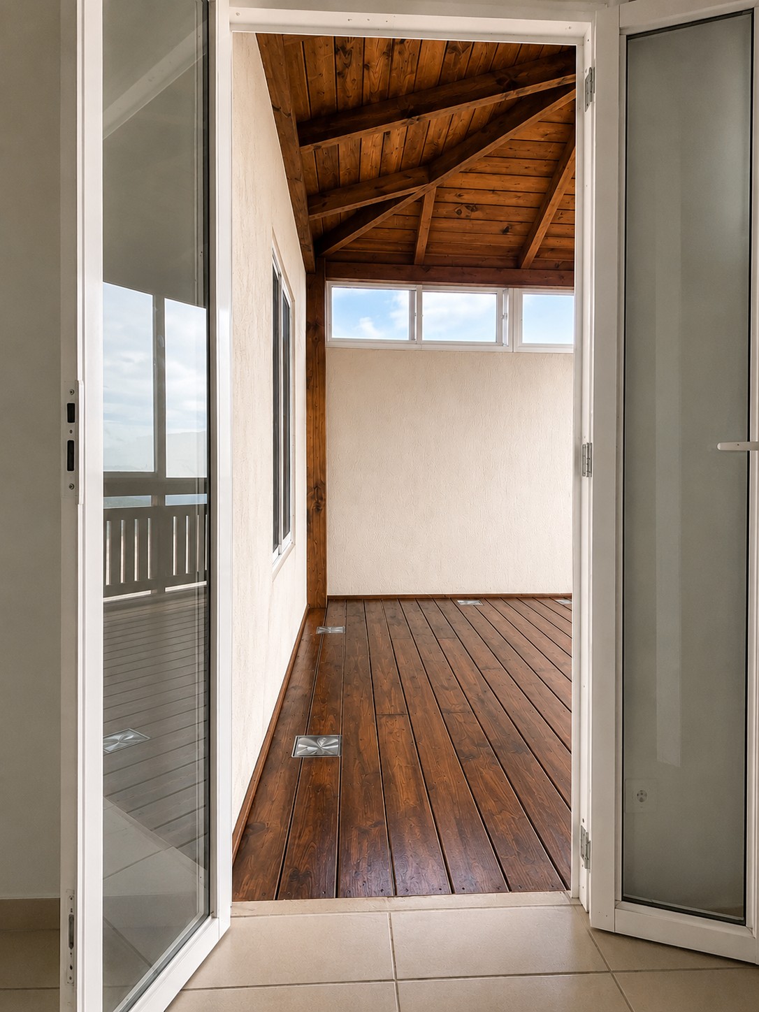 Acceso a pérgola de madera