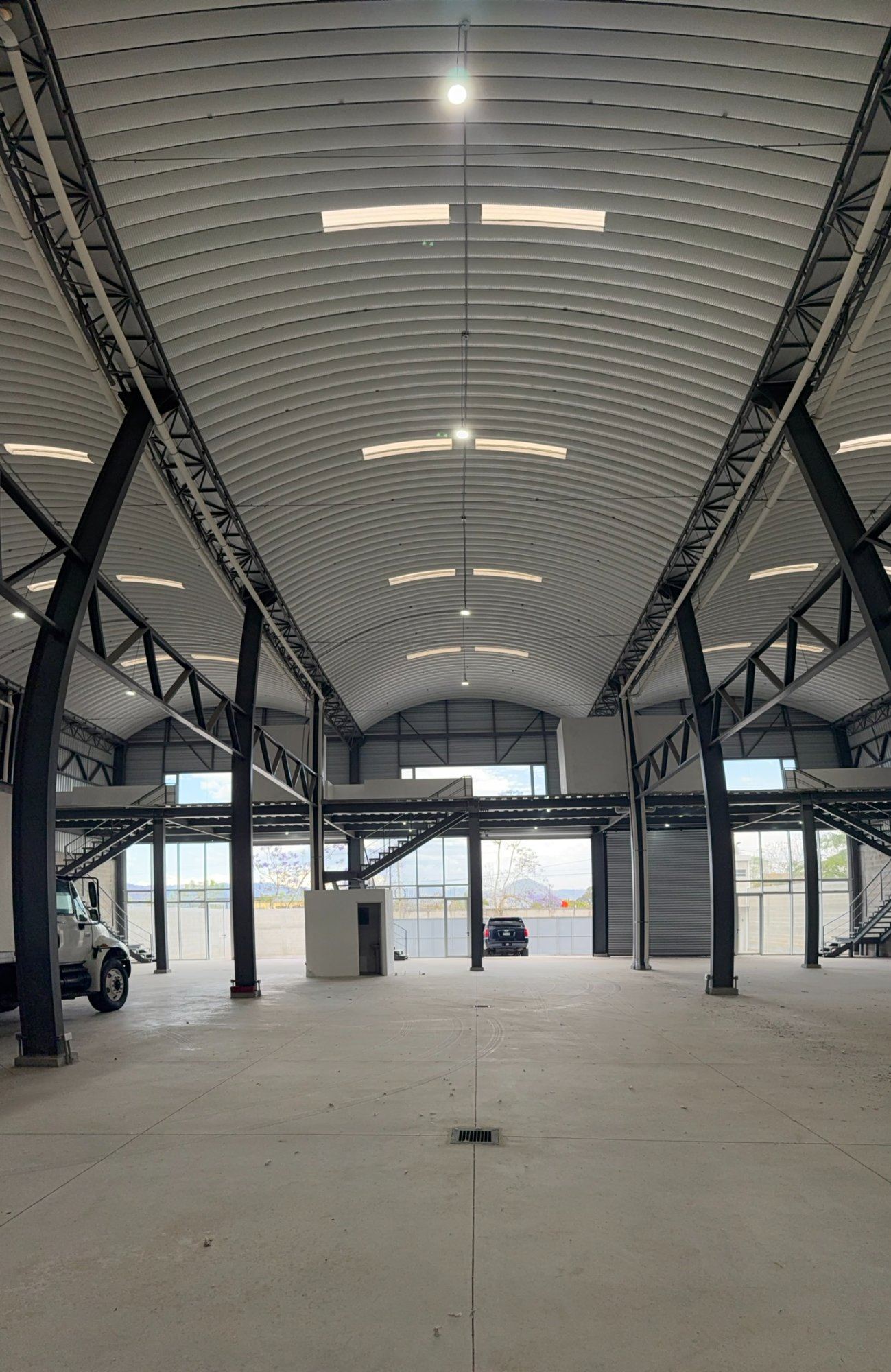 Interior panorámico Ofibodega CPV — bóveda curva Villa Nueva Guatemala