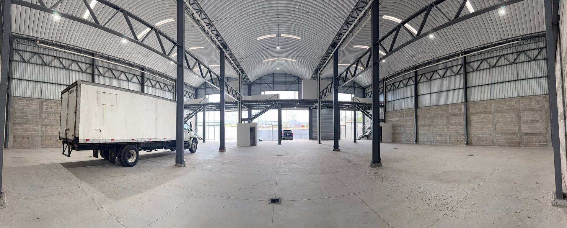 Vista panorámica interior — nave principal Ofibodega CPV