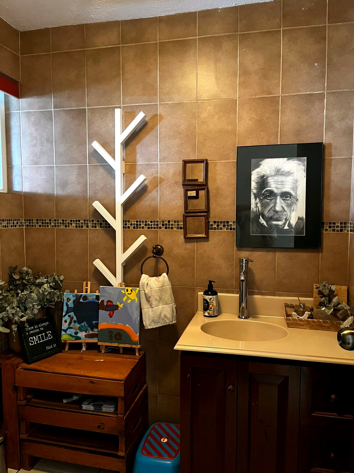 Baño con acabados cálidos