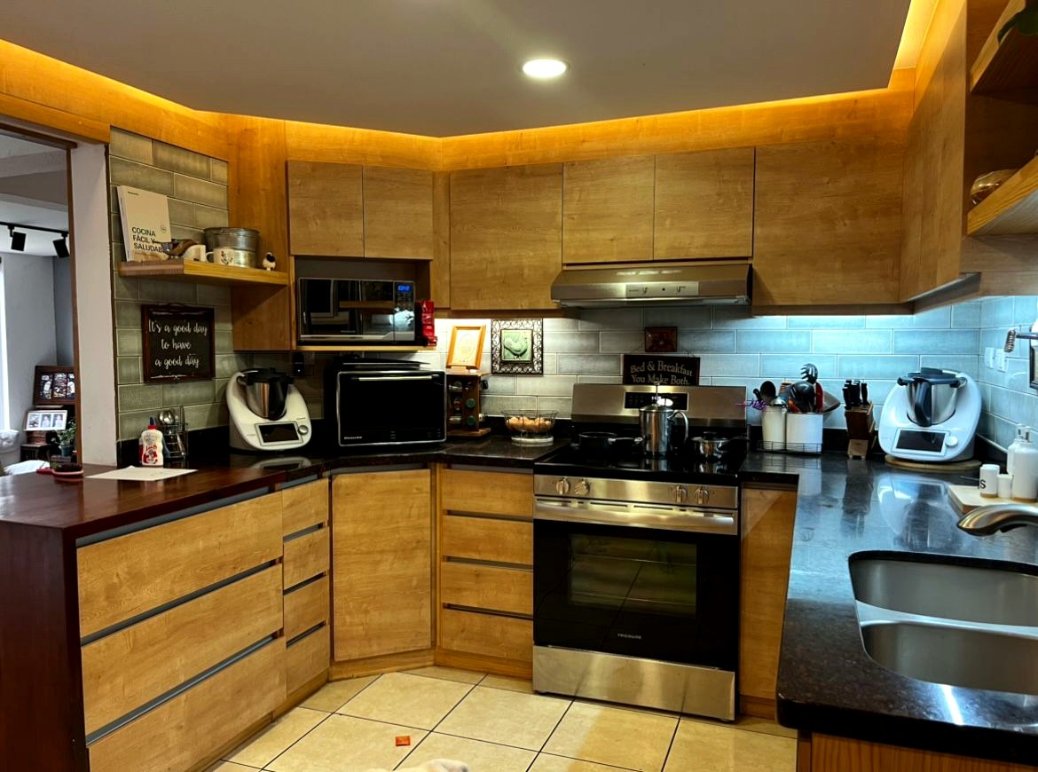 Cocina ampliada con gabinetes de madera
