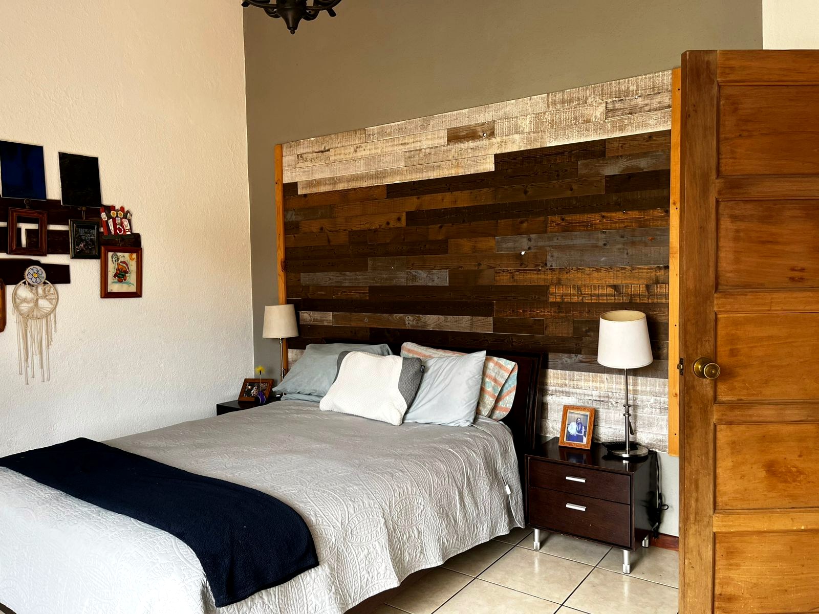 Dormitorio principal con acabados en madera
