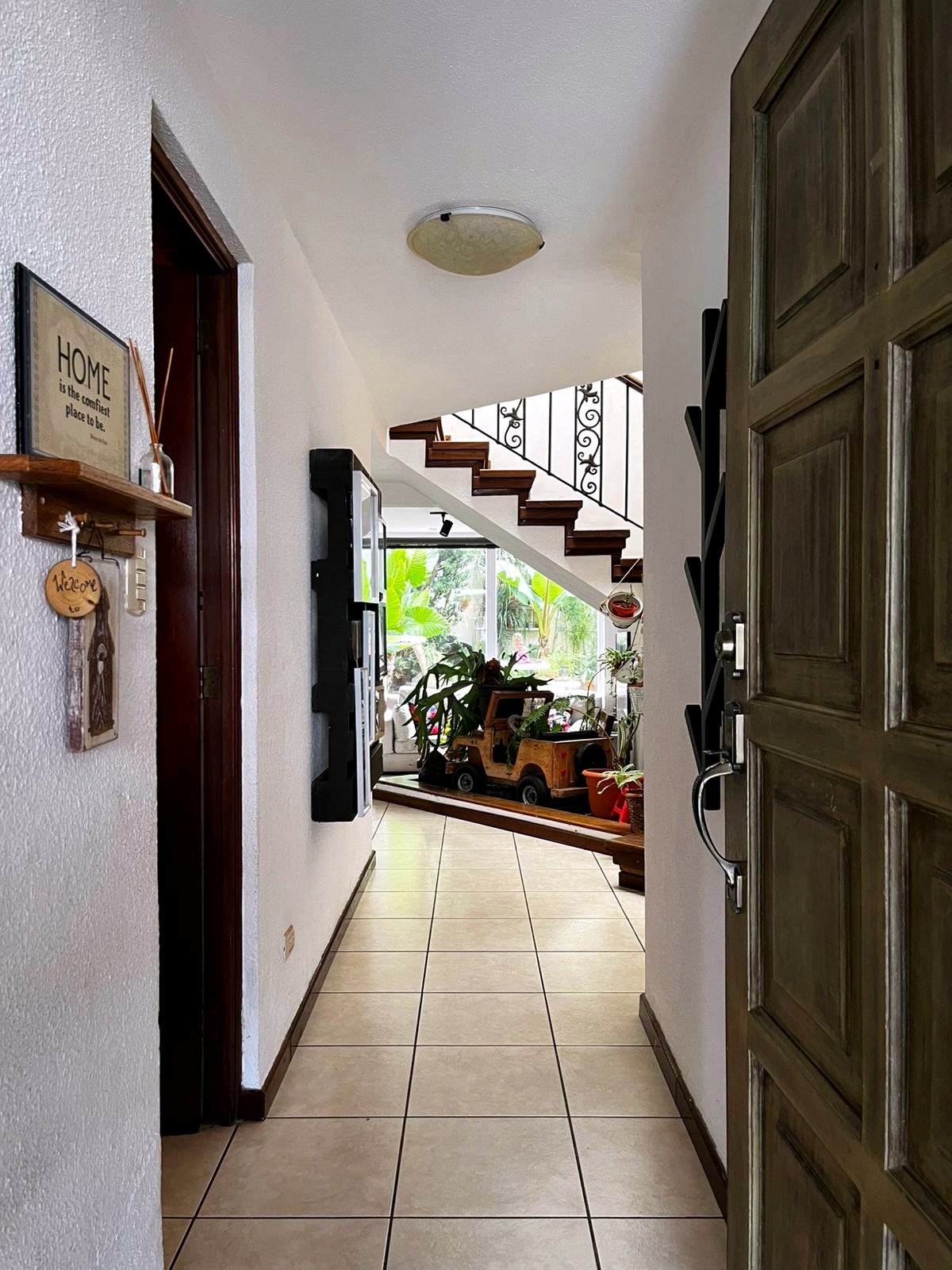 Entrada principal y pasillo interior