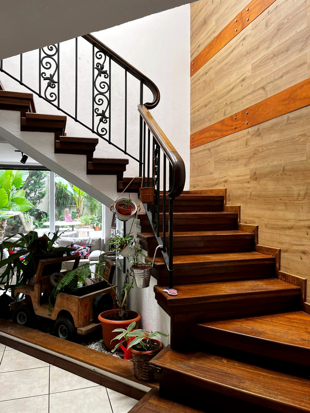 Escaleras interiores con madera