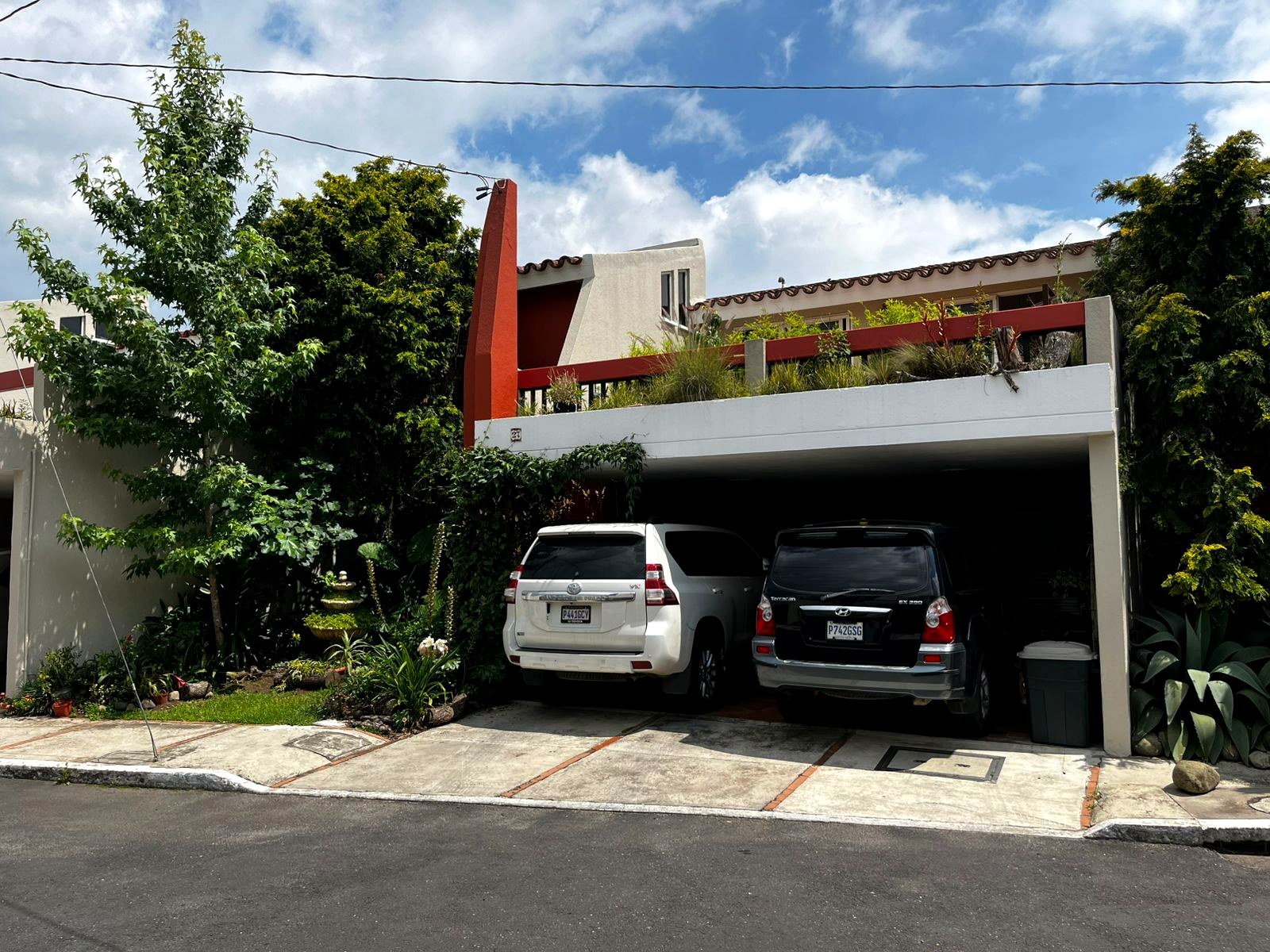 Fachada y garage para dos vehículos