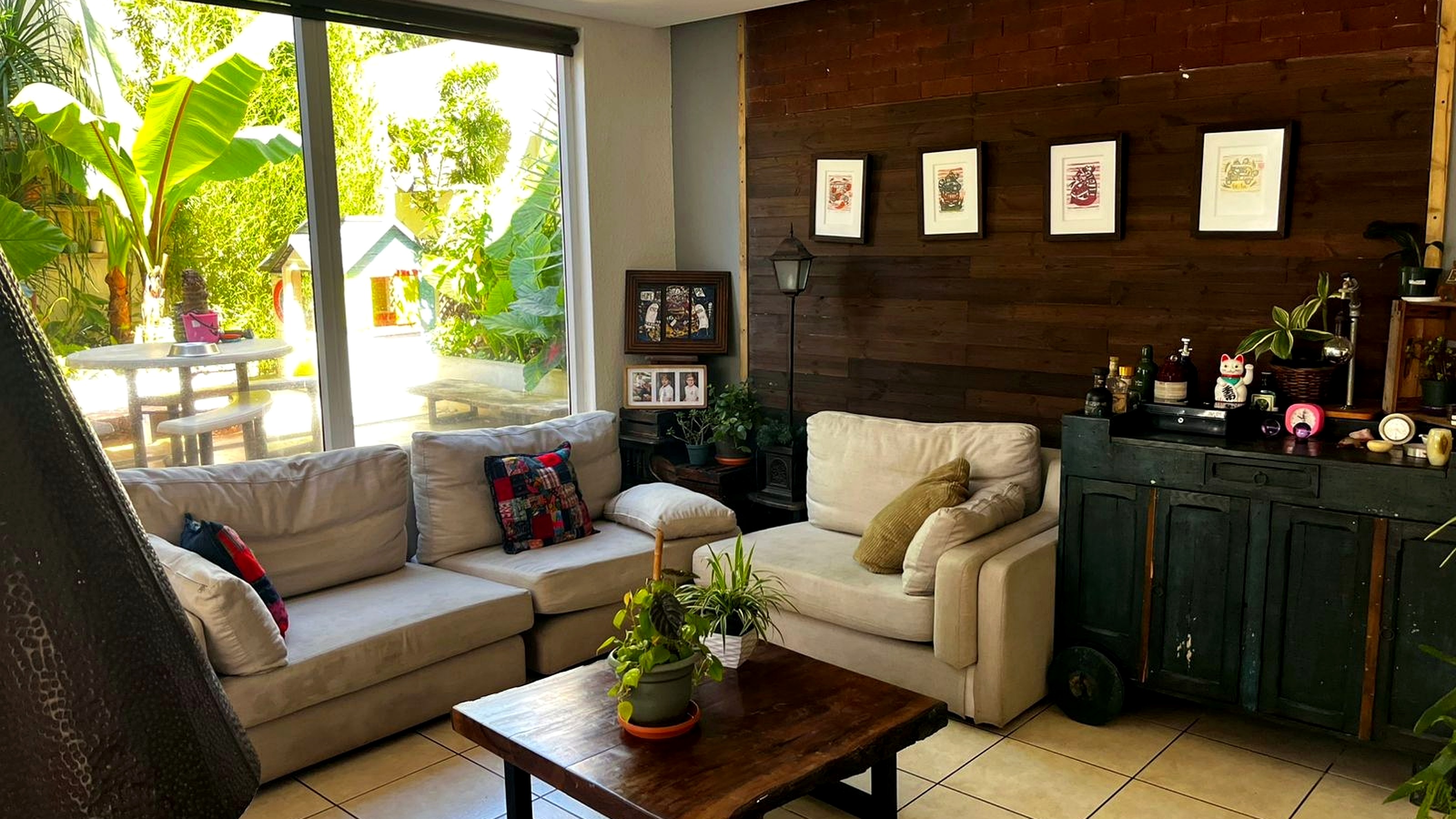 Sala principal de casa en Villas de Pinula con salida al jardín